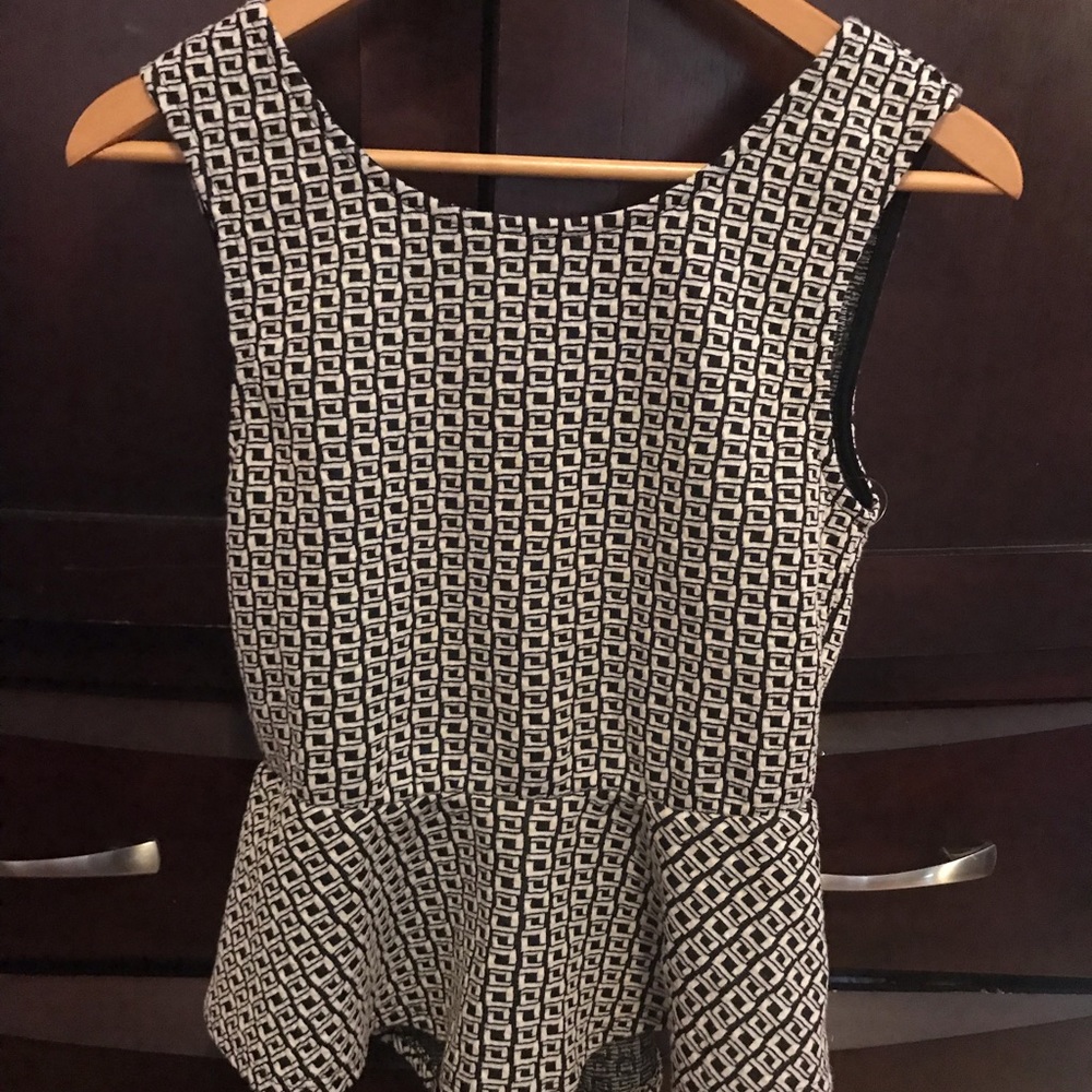 💥Beautiful Black and White Peplum top💥